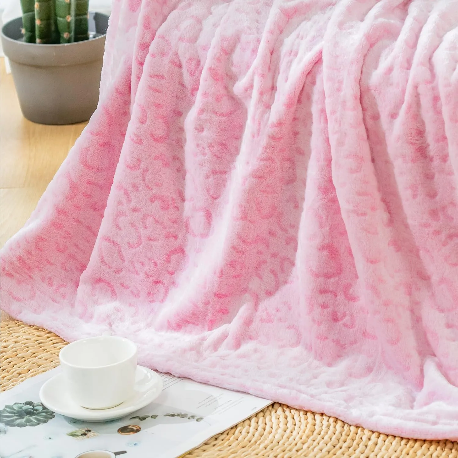 Bnuitland Leopard Print Fleece Flannel Throw Blanket with Storage Pouch,300 GSM Double Sided Cheetah Print Bed Sofa Travel Blanket, Super Soft Fuzzy Fluffy Gift for Adults and Kids, 50x70inch, Pink